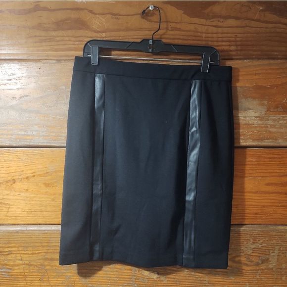 Carmen Marc Valvo || Black Skirt w/ Faux Leather Stripes Size 10 - Picture 2 of 6